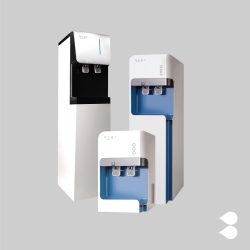 Tres dispensadores de agua, perfectos para agua hidrogenada, se presentan sobre un fondo gris liso. Cada uno presenta un diseño moderno en blanco y azul, con controles digitales y grifos en el frente.