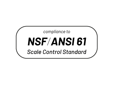 Lectura de texto conforme al Estándar de Control de Escala NSF/ANSI 61 dentro de un contorno de rectángulo redondeado, ofreciendo garantía para sistemas de agua de calidad y promoviendo los beneficios del agua hidrogenada.