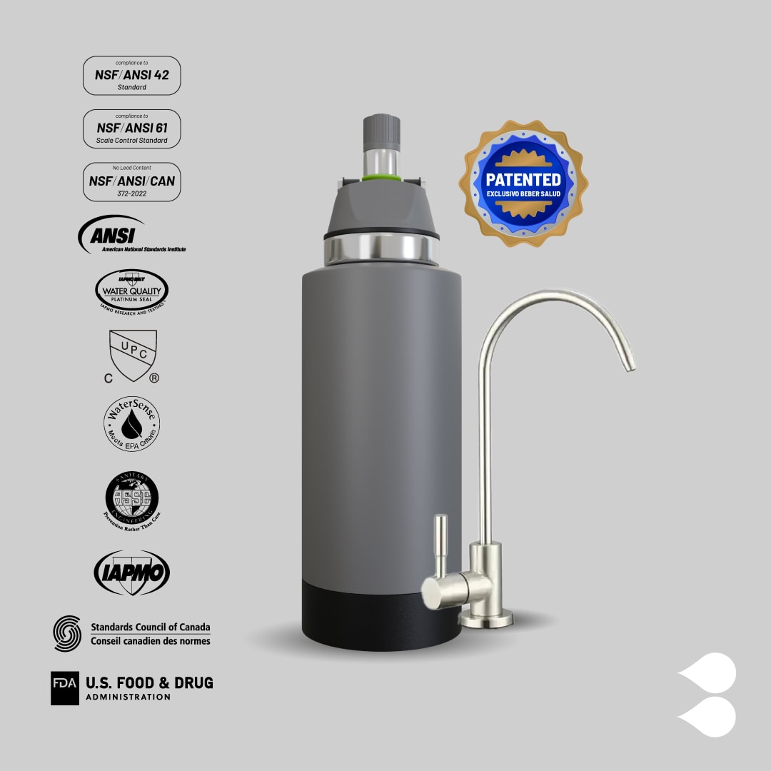 Un elegante sistema de filtración de agua hidrogenada con grifo, que presenta un diseño cilíndrico y múltiples logotipos de certificación a la izquierda. Una insignia patentada azul y dorada se encuentra en la parte superior derecha. El fondo es gris claro, lo que realza su atractivo moderno.
