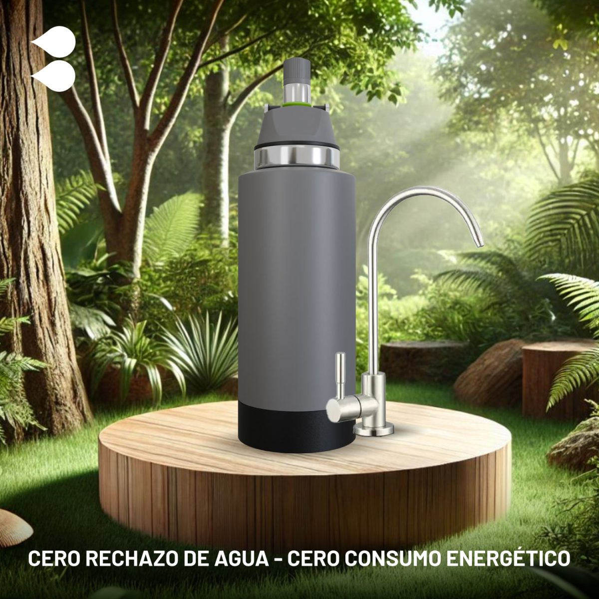 Un elegante dispensador de agua gris con un diseño moderno sobre una plataforma de madera en un entorno de bosque frondoso. El texto en español dice Cero Rechazo de Agua - Cero Consumo Energético y Agua Hidrogenada, promoviendo el desperdicio cero de agua y el consumo de energía.