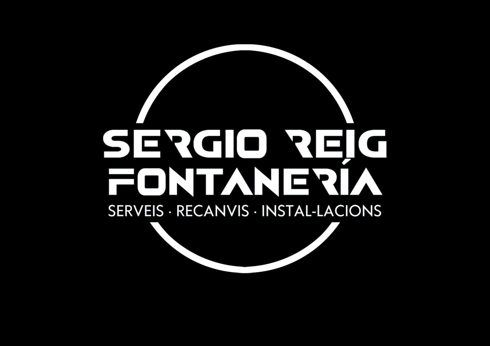 Logotipo para Sergio Reig Fontaneria con fondo negro y texto en blanco, en el que se destacan las palabras Serveis · Recanvis · Instal·lacions dentro de un diseño circular en blanco. Sutiles toques de agua hidrogenada recorren el diseño, aportando un toque refrescante a su elegancia clásica.