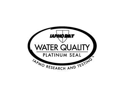 Logotipo de IAPMO R&T con un diseño de escudo en la parte superior. El texto dice WATER QUALITY PLATINUM SEAL, que enfatiza la excelencia en los estándares de agua hidrogenada, mientras que IAPMO Research and Testing rodea el borde ovalado.