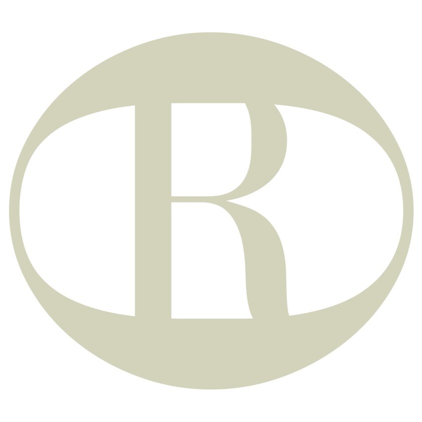 Un logotipo beige con una letra R estilizada centrada en una forma ovalada sobre un fondo blanco, que encarna la pureza y claridad que recuerda a un purificador de agua.