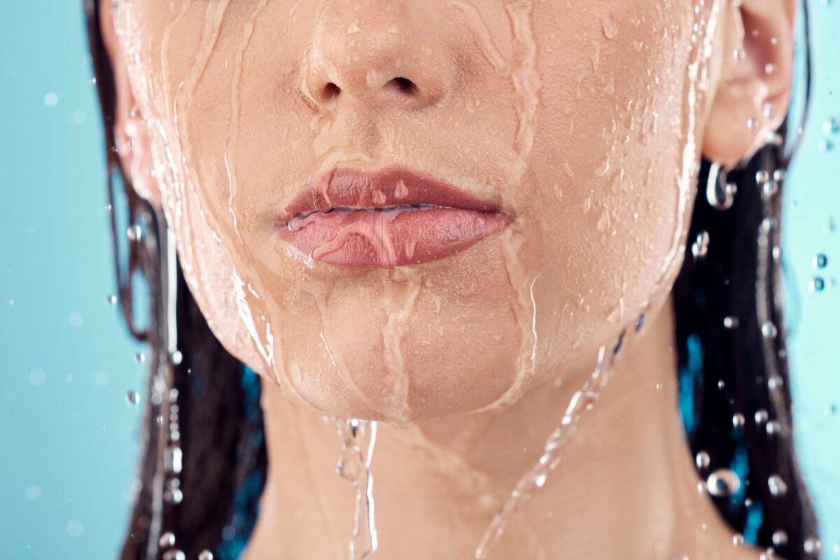 Beneficios del agua hidrogenada para la piel y el cuidado estético facial