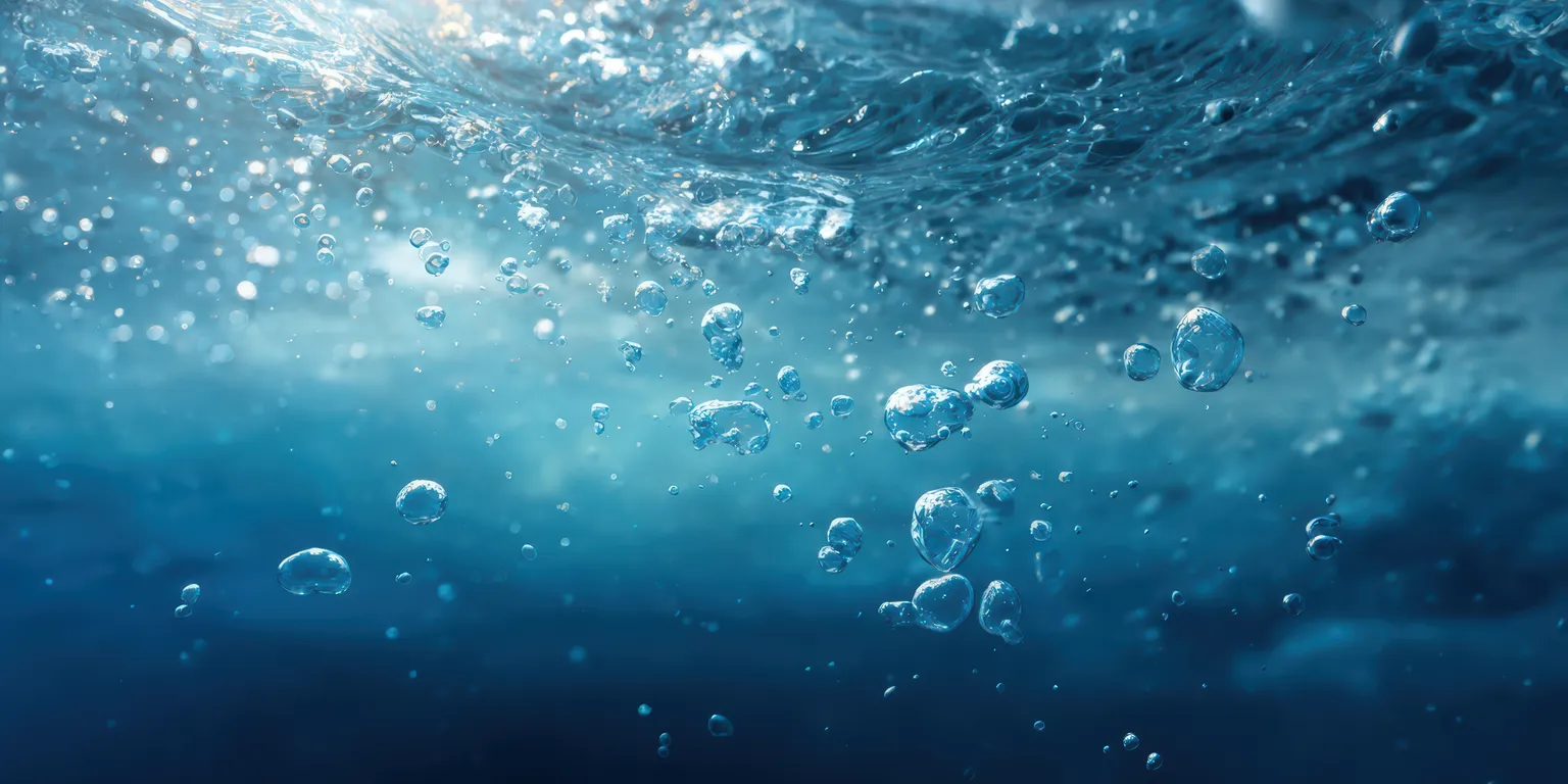 Burbujas de aire bajo el agua con rayos de luz