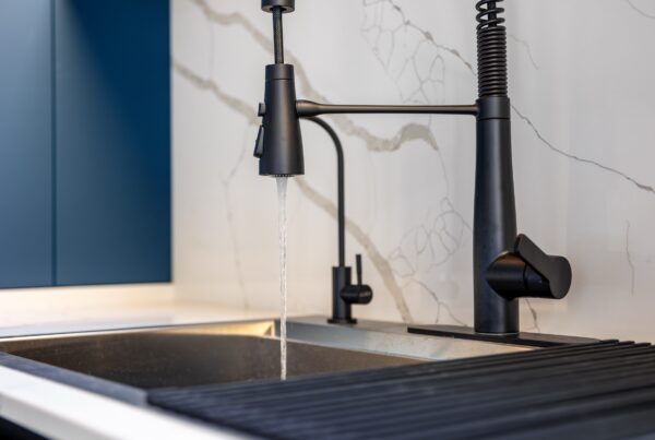 Grifo de cocina junto a un grifo independiente de agua filtrada sobre el fregadero