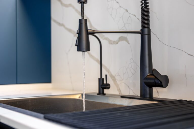Grifo de cocina junto a un grifo independiente de agua filtrada sobre el fregadero