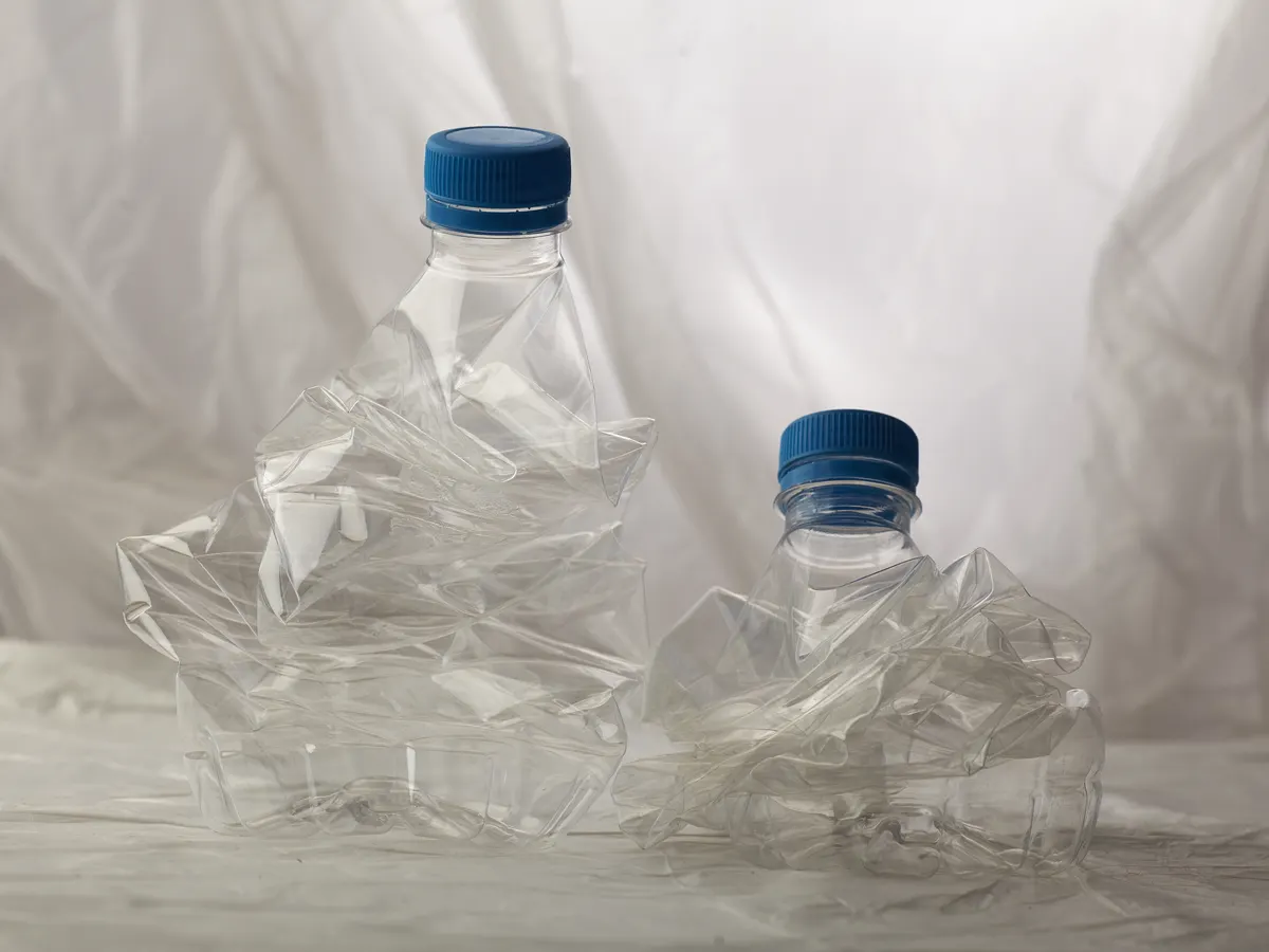 Botellas de plástico vacías y aplastadas